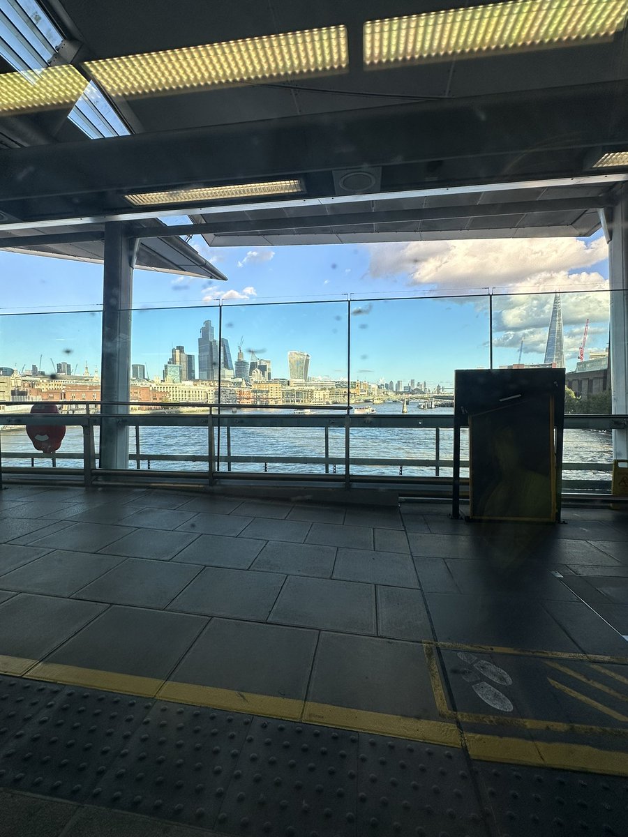davskicross's tweet photo. Blackfriars the worlds best train platform. Wont have anything else https://t.co/AImrBpV2jW