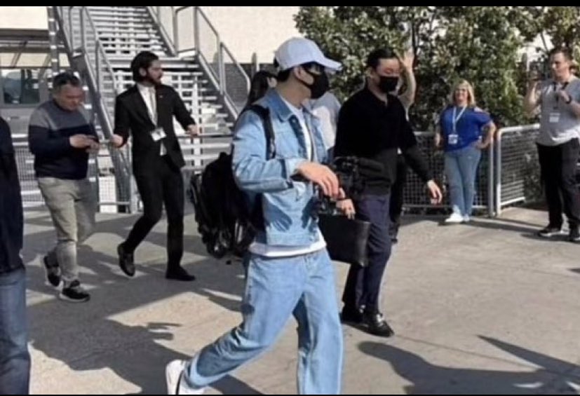 Jungkook arrived at Budapest 🛬