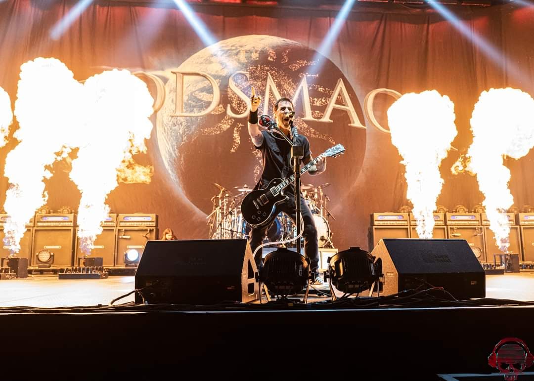 Distortionto11's tweet photo. @godsmack  Live at @RogersPlace  

WAS FIRE!!!!  (Literally and figuratively) 

Stay tuned to this page for the full review of Godsmack , @IPrevailBand   and @FlatBlackMusic 

#liveconcert #digitaldistiortion #metal https://t.co/iZyQuFMJUS