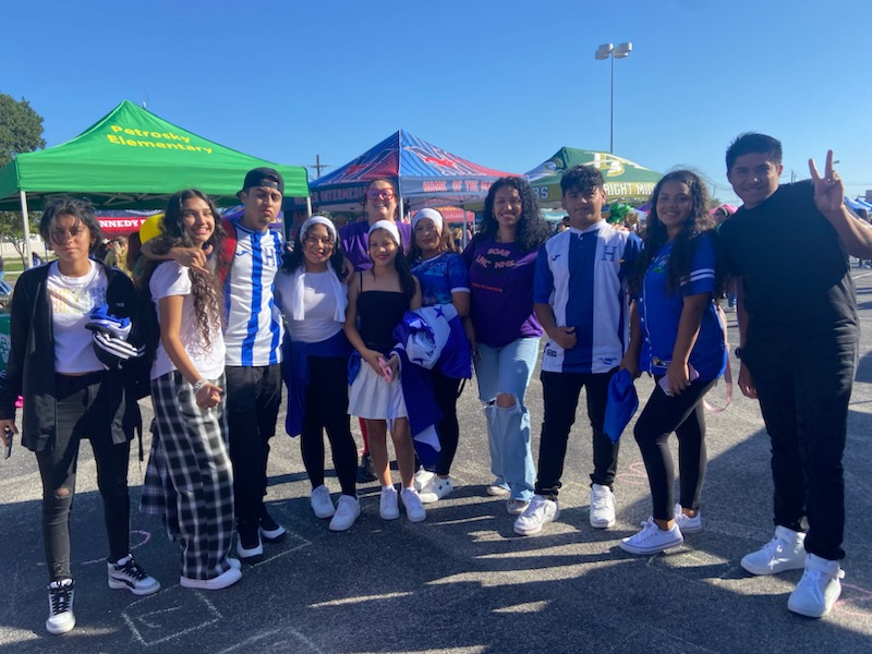 SOAR_LINC_NHS's tweet photo. @AliefWellness #AliefProudDay with SOAR/LINC/PEP #goodstuff #AliefGraduates #VamosSOARLINC @SOAR_NHS https://t.co/GjaxNbgMko