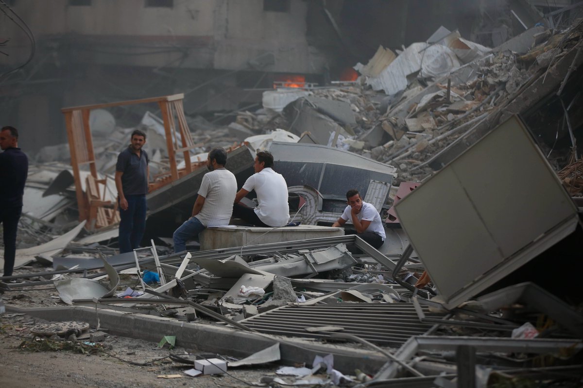 UNRWAes's tweet photo. El agua potable se está acabando en Gaza.

Las personas se ven obligadas a utilizar agua sucia de pozos, lo que aumenta el riesgo de enfermedades transmitidas por el agua.

Gaza ya era un lugar inhabitable. Ahora es el infierno.
LA VIOLENCIA DEBE ACABAR. https://t.co/JRCvADXEZX