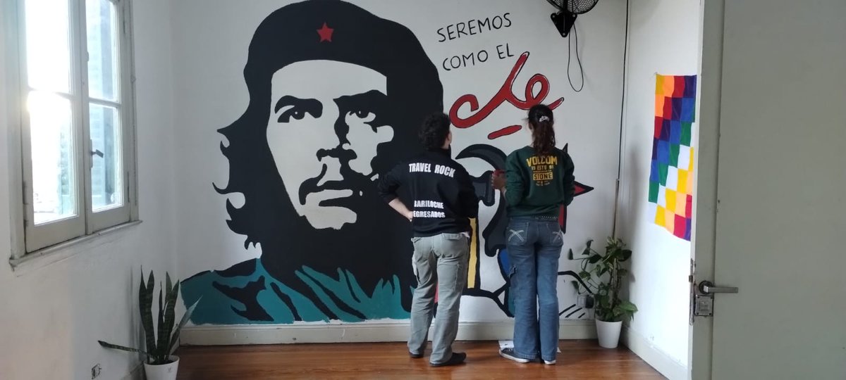 PCCE_Secus's tweet photo. Juventud, rebeldía y libertad se conjugan en la eterna figura del Comandante Che Guevara. Por eso, los secus del PCCE lo homenajeamos con este hermoso mural en el @cceltunon de Avellaneda. 
No te comas el verso fascista. La salida es por izquierda. ¡Sumate a militar! ✊🏽🚩 https://t.co/1u4IJHfCC3