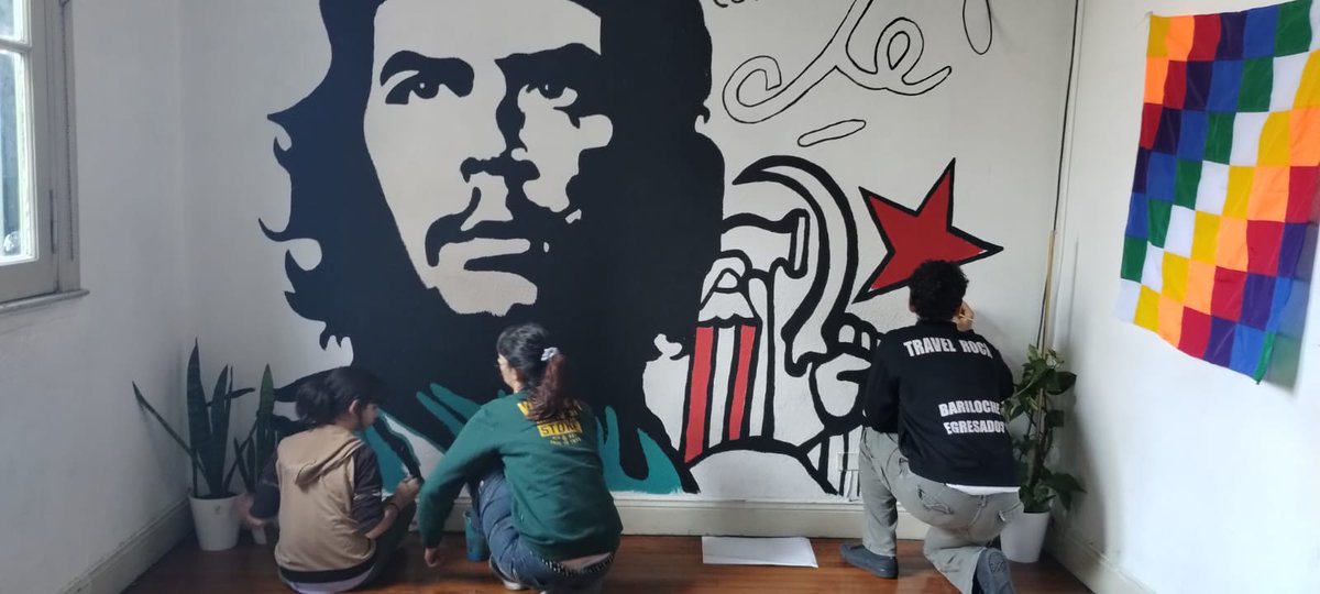 PCCE_Secus's tweet photo. Juventud, rebeldía y libertad se conjugan en la eterna figura del Comandante Che Guevara. Por eso, los secus del PCCE lo homenajeamos con este hermoso mural en el @cceltunon de Avellaneda. 
No te comas el verso fascista. La salida es por izquierda. ¡Sumate a militar! ✊🏽🚩 https://t.co/1u4IJHfCC3