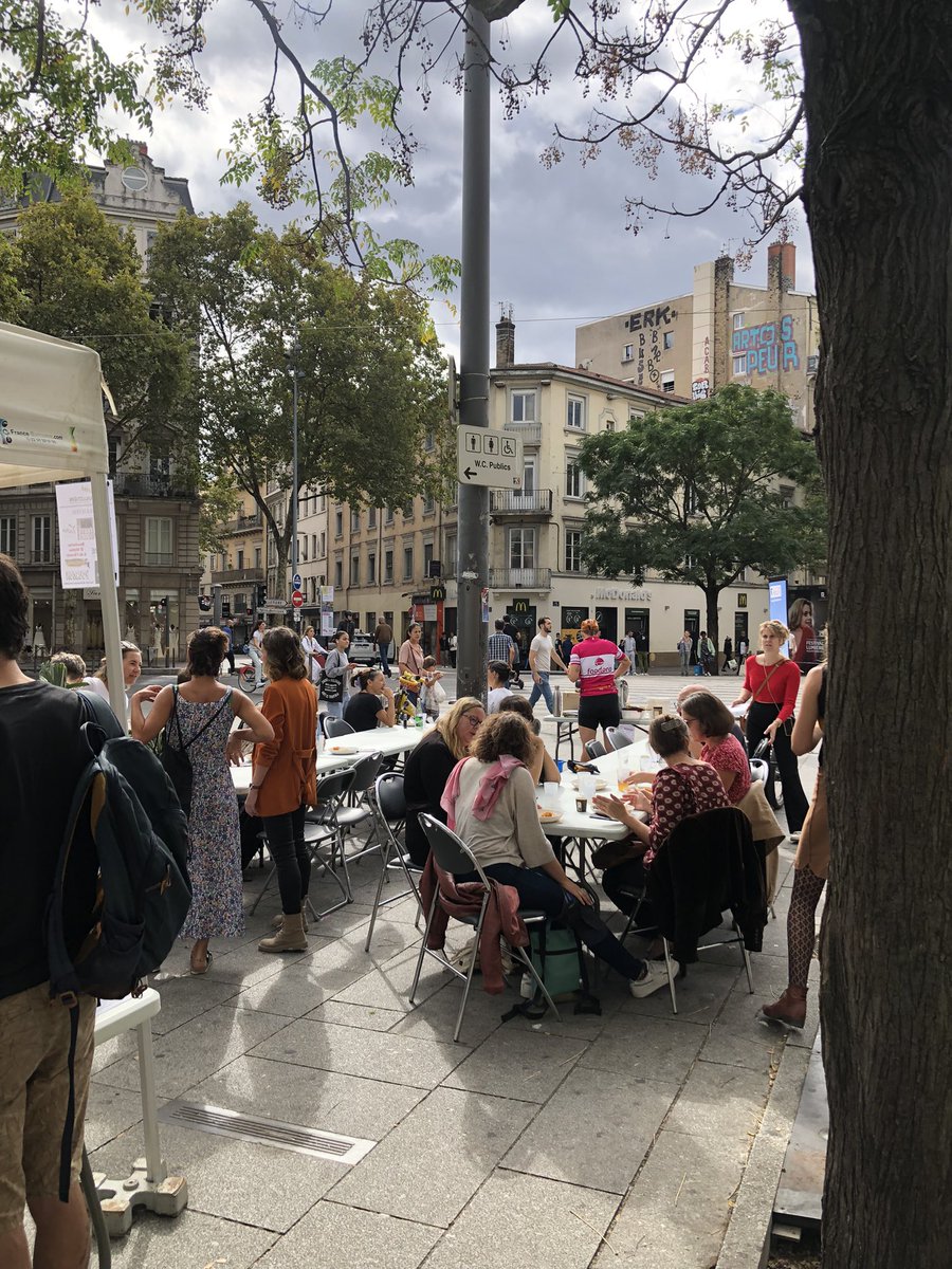 Mairie7Lyon's tweet photo. La place Gabriel Péri a vécu au rythme des associations du quartier aujourd’hui. Atelier dessin, musique, danse, cuisines du monde, jeux géants… dans l’espace public et pour tous les habitants !
#guillotiere #placedupont #lavoieestlibre https://t.co/Z9wwL3Mm2A