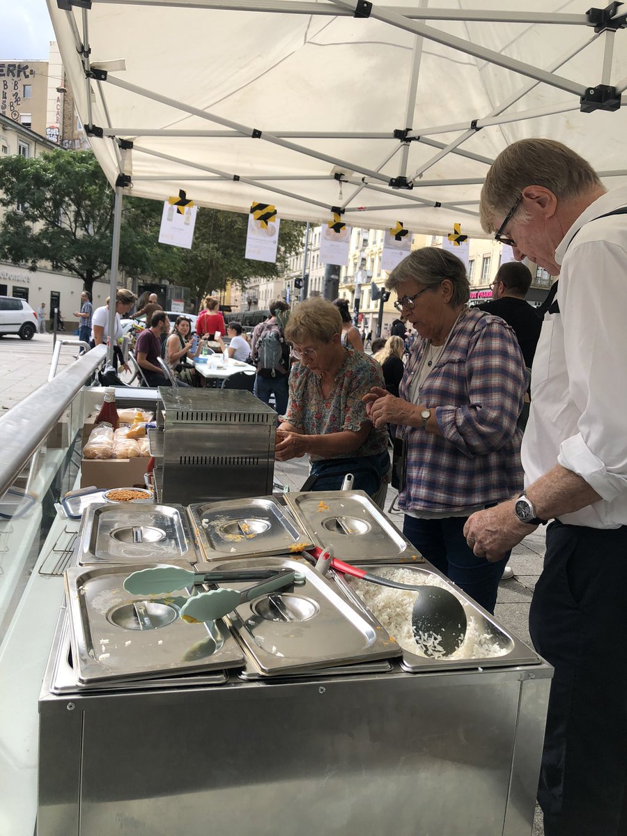 Mairie7Lyon's tweet photo. La place Gabriel Péri a vécu au rythme des associations du quartier aujourd’hui. Atelier dessin, musique, danse, cuisines du monde, jeux géants… dans l’espace public et pour tous les habitants !
#guillotiere #placedupont #lavoieestlibre https://t.co/Z9wwL3Mm2A