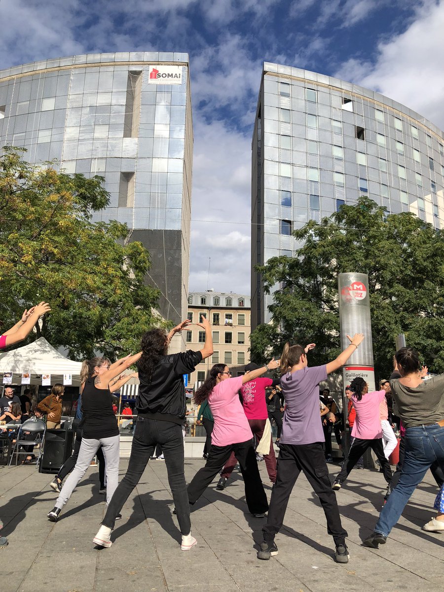 Mairie7Lyon's tweet photo. La place Gabriel Péri a vécu au rythme des associations du quartier aujourd’hui. Atelier dessin, musique, danse, cuisines du monde, jeux géants… dans l’espace public et pour tous les habitants !
#guillotiere #placedupont #lavoieestlibre https://t.co/Z9wwL3Mm2A