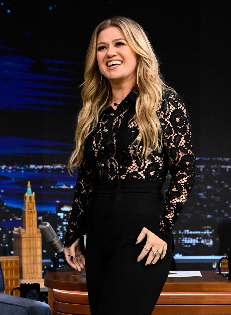 KellyStats's tweet photo. Kelly Clarkson's "chemistry" re-enters the top 50 on US iTunes albums chart. https://t.co/dB2YwWpZne