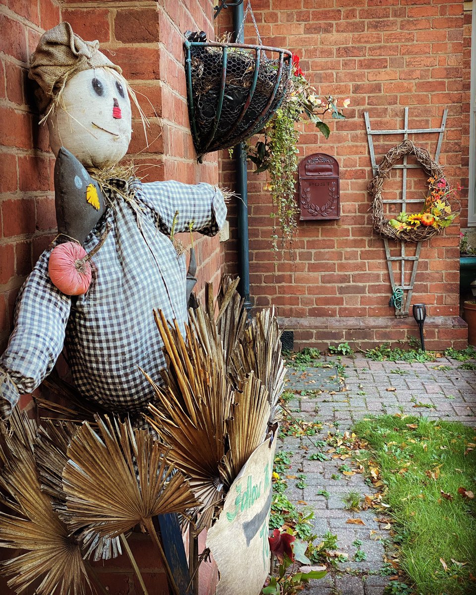 Getting that October feeling today with the crisp cool air and leaves all around. Our scarecrow is officially out and about! 
#countrypumpkin #october #scarecrow #harvest #frontporchdecor #autumndecor #countrydecor #fallready