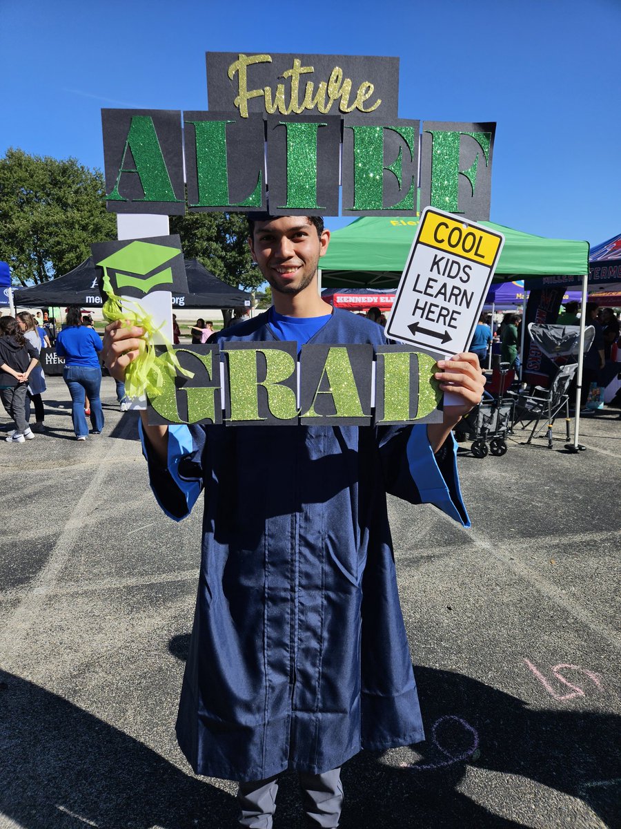 SOAR_LINC_NHS's tweet photo. @AliefWellness #AliefProudDay with SOAR/LINC/PEP #goodstuff #AliefGraduates #VamosSOARLINC @SOAR_NHS https://t.co/vG6mxkv4lj