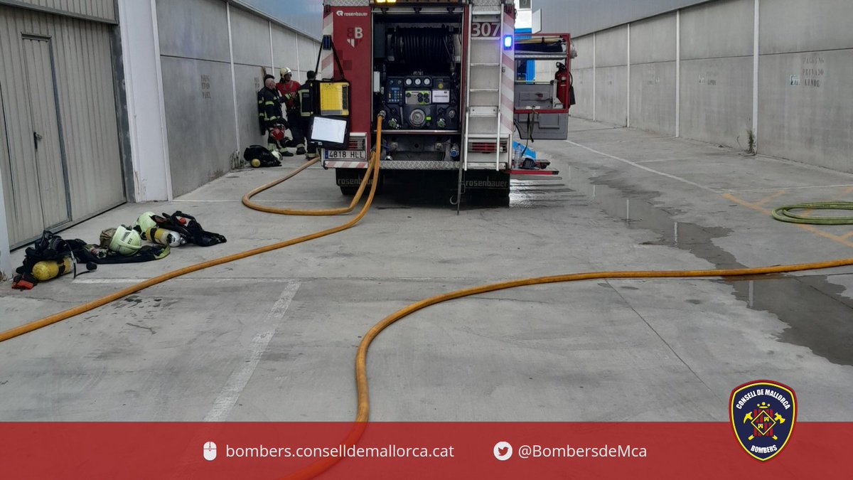 BombersdeMca's tweet image. Controlat incendi a una nau industrial al polígon de @AjMarratxi. Afectada principalment la zona de càrrega de bateries.
Bombers @ajuntpalma 
#ParcInca
#ParcCalvià
#ParcLlucmajor