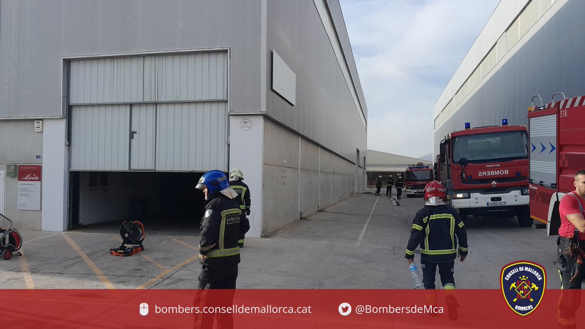BombersdeMca's tweet image. Controlat incendi a una nau industrial al polígon de @AjMarratxi. Afectada principalment la zona de càrrega de bateries.
Bombers @ajuntpalma 
#ParcInca
#ParcCalvià
#ParcLlucmajor
