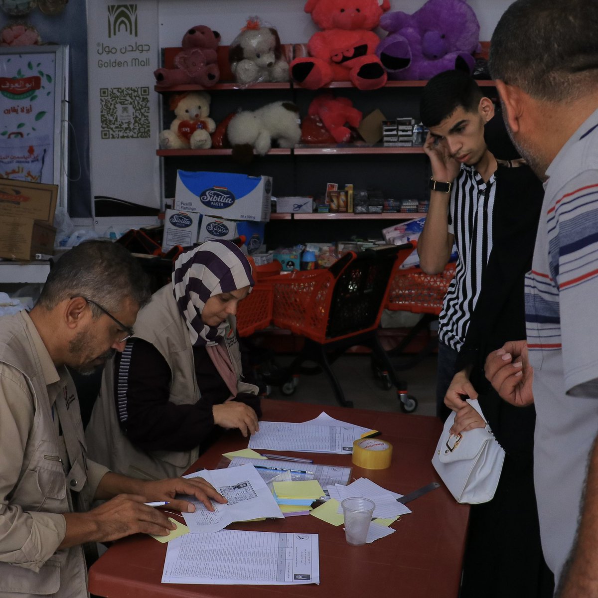 IslamicReliefUK's tweet photo. 🔴 Although our teams on the ground in #Gaza are in the midst of the crisis themselves — alhamdulillah today they have been able to distribute medical supplies, food packs and food vouchers.

🤲🏽 Please keep our teams and the people of #Palestine in your duaas. https://t.co/8RBDhFtqGr