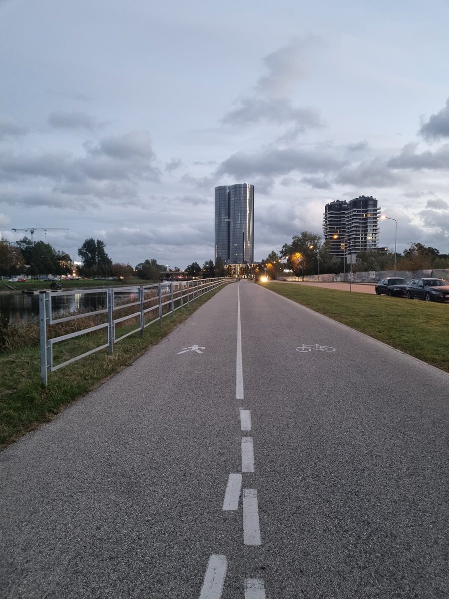 AndrejsUrbans's tweet photo. Vai Rīgā pastāv kāds briesmīgāks pilsētvides elements kā dubultais lopu žogs? https://t.co/0d1GXgEF9f
