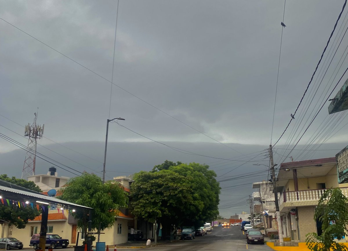 LuissLm's tweet photo. El Eclipse 

#EclipseSolar #EclipseSolar2023 #AnilloDeFuego 

  Expectativa                 Realidad https://t.co/hxRmcqnuK0