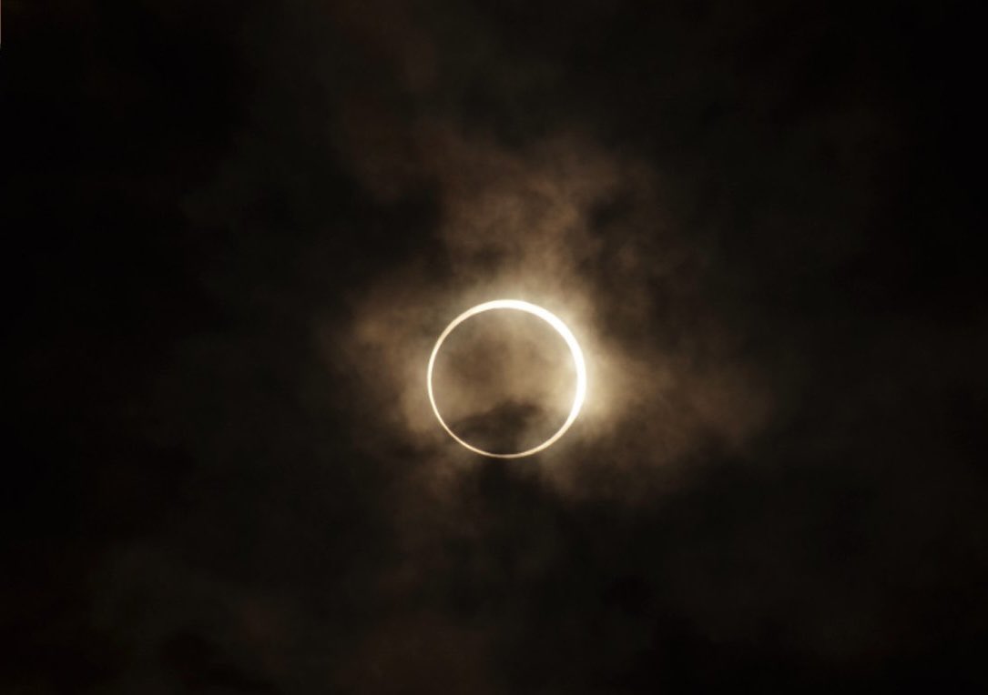 LuissLm's tweet photo. El Eclipse 

#EclipseSolar #EclipseSolar2023 #AnilloDeFuego 

  Expectativa                 Realidad https://t.co/hxRmcqnuK0