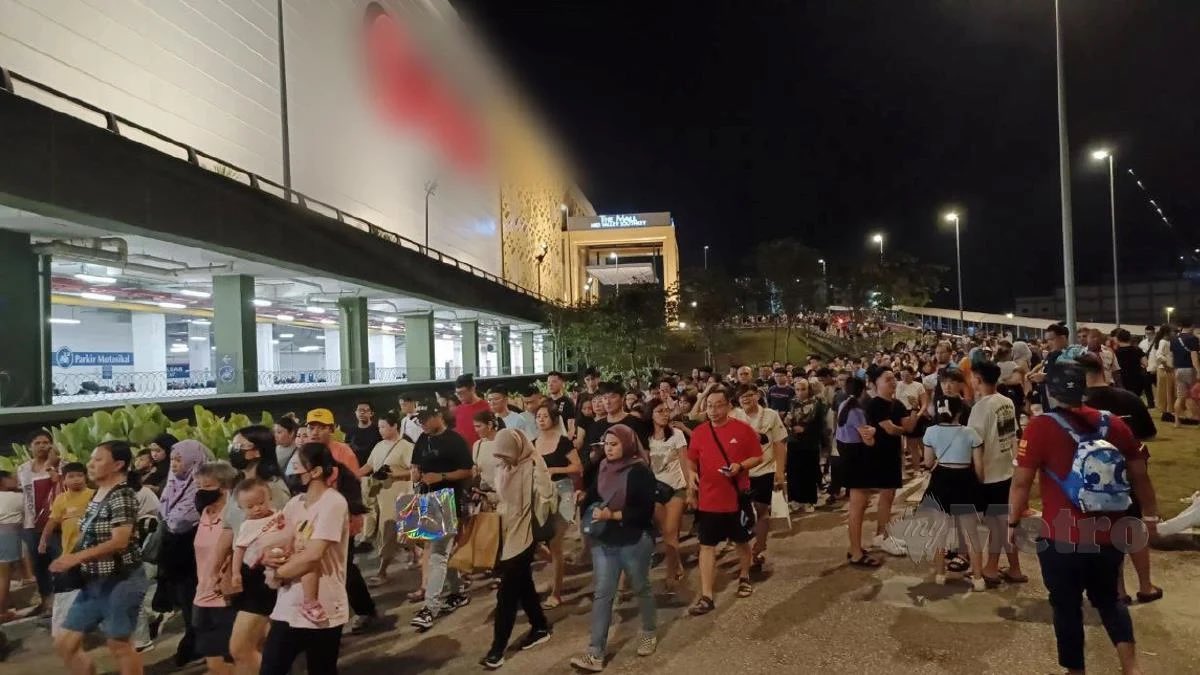 redzuanNewsMPB's tweet photo. Pihak pengurusan pusat beli-belah dan hotel terima panggilan ancaman bom daripada seorang lelaki dipercayai warga asing, petang tadi.

"Pemanggil ada berkata 'berhenti sokong Palestin'. Ini pertama kali kita dapat laporan berkaitan ancaman berhubung Palestin “ KPD JB Selatan. https://t.co/0MLQs7IeII