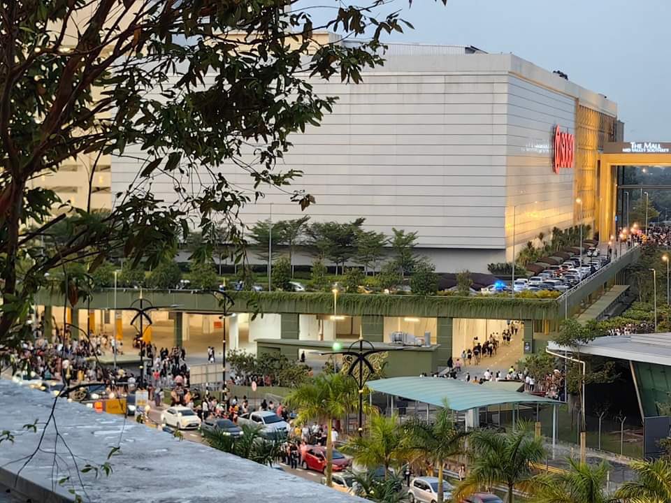 redzuanNewsMPB's tweet photo. Pihak pengurusan pusat beli-belah dan hotel terima panggilan ancaman bom daripada seorang lelaki dipercayai warga asing, petang tadi.

"Pemanggil ada berkata 'berhenti sokong Palestin'. Ini pertama kali kita dapat laporan berkaitan ancaman berhubung Palestin “ KPD JB Selatan. https://t.co/0MLQs7IeII