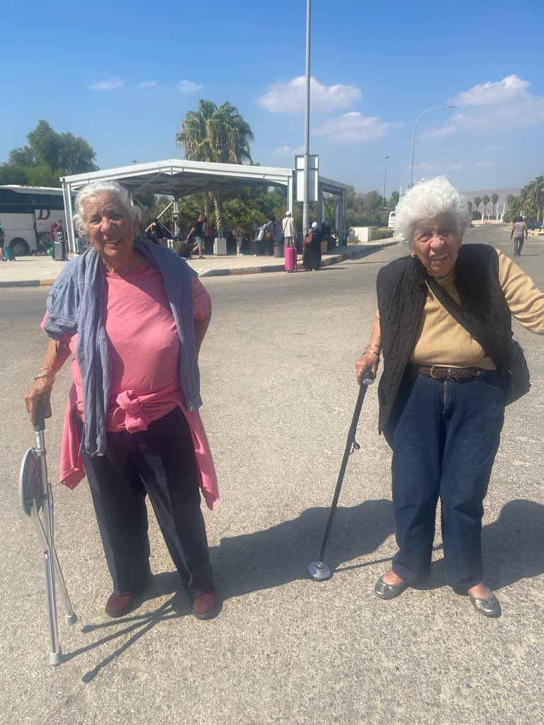 📸 Este sábado, un grupo de personas mexicanas fueron apoyadas en su regreso al país desde Israel; 7 personas fueron asistidas en la frontera con #Jordania, trasladadas a un hotel y hoy 3 de ellas partieron hacia México con apoyo de <a href="/gobiernozac/">Gobierno de Zacatecas</a>. Seguiremos empleando todas las
