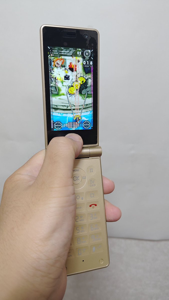 KPL_'s tweet photo. Mode1 RETROIIに「アカとブルー」のAndroid版を入れてみる。
折りたたみケータイサイズなので、画面がちっちゃーい!
当然のことながらハードキーには一切対応してないし、その形状と画面の小ささ故、大変に遊びづらいですww(そういうスマホじゃねぇから!!)
#RETROII https://t.co/T89v1Akffu