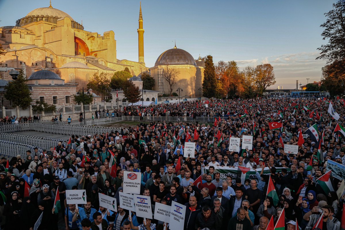 ihhgenc's tweet photo. “Büyük Filistin Yürüyüşü” kapsamında binlerce Filistin sevdalısıyla Beyazıt Meydanı'ndan Ayasofya Camii'ye yürüdük.

Filistin halkı yalnız değildir! 🇹🇷🇵🇸 https://t.co/DdMcU4YG20