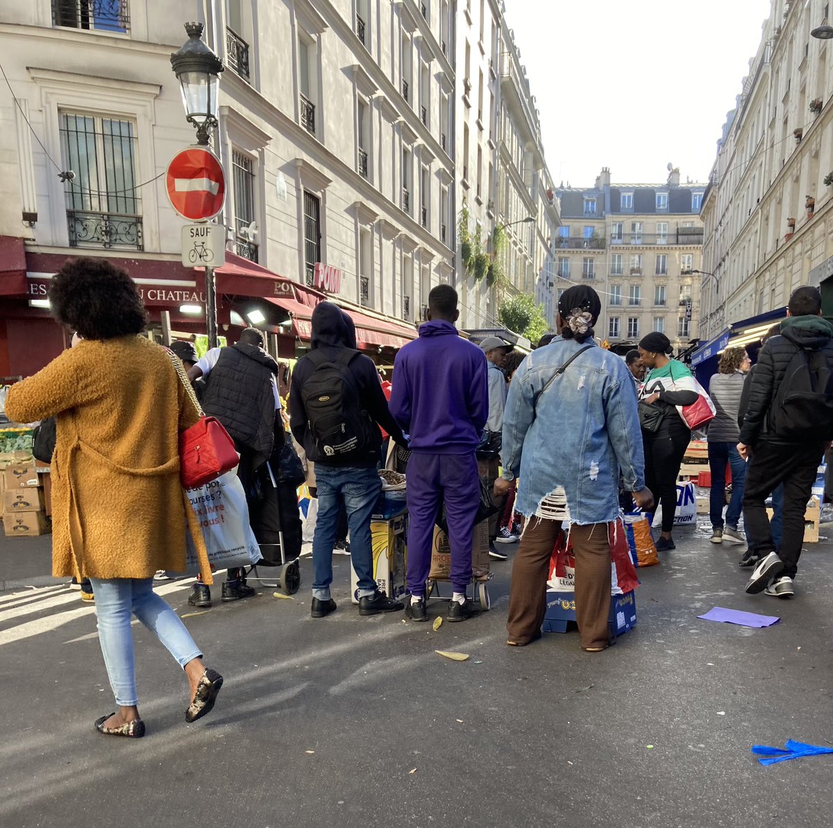 Des badauds pour un spectacle ? Non, des vendeurs à la sauvette qui barrent la rue. Passage difficile. Cette façon de s’installer avait cessé, elle reprend de plus belle. @prefpolice @KevinHavet @PMdeParis