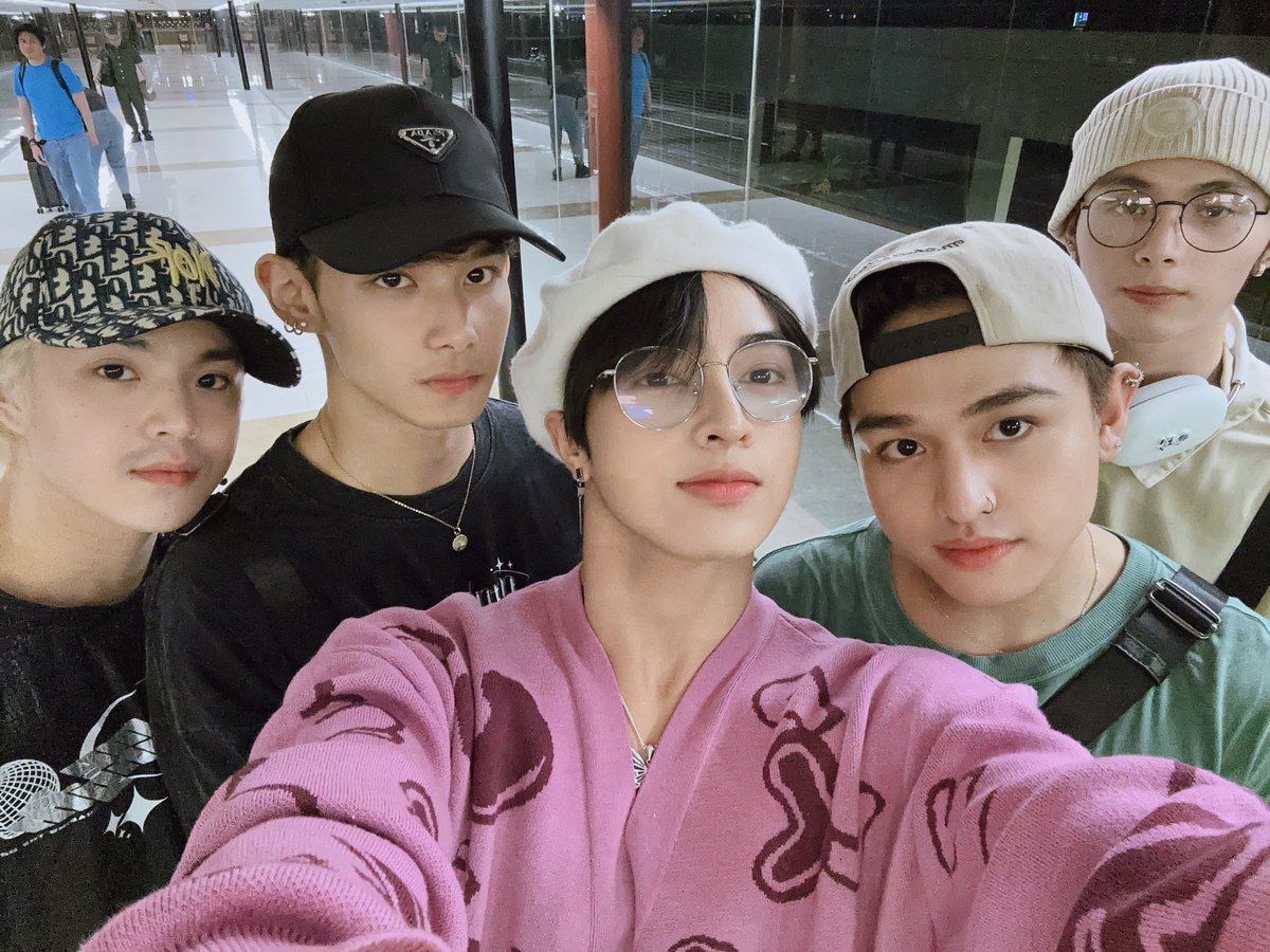 vxonofficial's tweet photo. [💌]
See you soon, Manila! 🇵🇭

#VXON @vxonofficial https://t.co/GDOyADGlHR