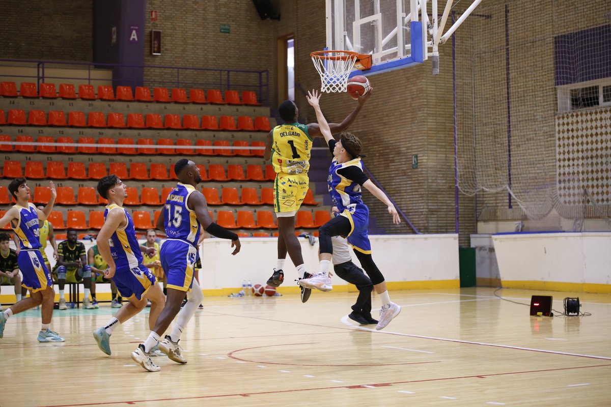 JaenFSbasket's tweet photo. 📷 Las imágenes de una espectacular mañana de sábado en la Salobreja

✈️ 17 puntos y 28 de valoración para un estelar @IvanLucente21

🤙 4/4 en triples y 18 puntos de @an11m1 

✅ ¡Líderes del grupo con 3-0!

#SomosJaén💛 https://t.co/0ztivge9MW