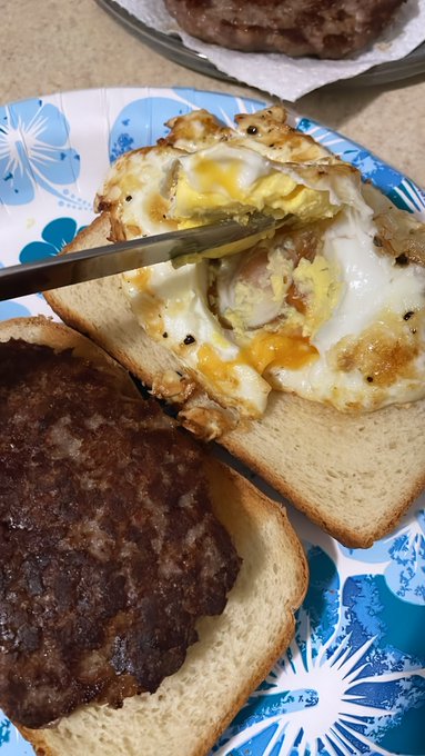 Anyone else randomly get freaked out by yolks but like eggs? No? Just me? Excuse me while I dissect this<a href="/tag/cyberpunk2077"class="tags"><span>#cyberpunk2077</span></a><a href="/tag/ps5share"class="tags"><span>#ps5share</span></a>