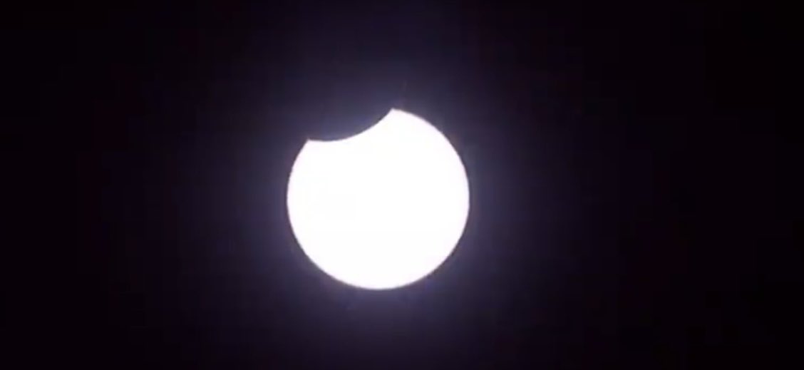 _RobledoJM's tweet photo. #FiestaAstronómica  #EclipseSolar #EclipseAnular #Durango 🌒 Hoy en Durango, disfrutamos de un espectacular eclipse anular. La naturaleza nos regala un juego de luces y sombras asombroso. ¡No se lo pierdan! #EclipseDurango #14Oct2023 🌞🌕🌑 https://t.co/BXVtGy7jX7