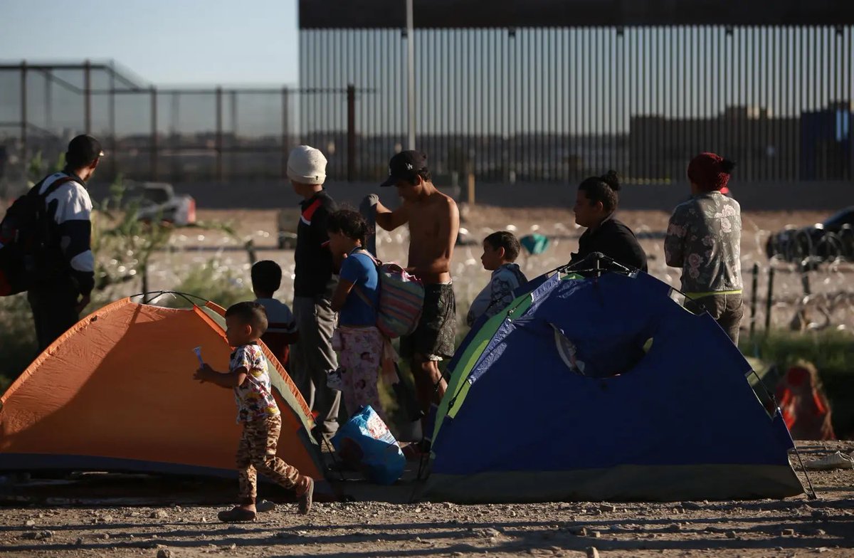 EuniceRendon's tweet photo. El Gobierno mexicano abrió un albergue para 300 #migrantes en la frontera en #CdJz muy cerca de donde era la estación provisional en la que murieron 40 migrantes asfixiados.
🧵👇🏻 https://t.co/iDKLFsvKVX