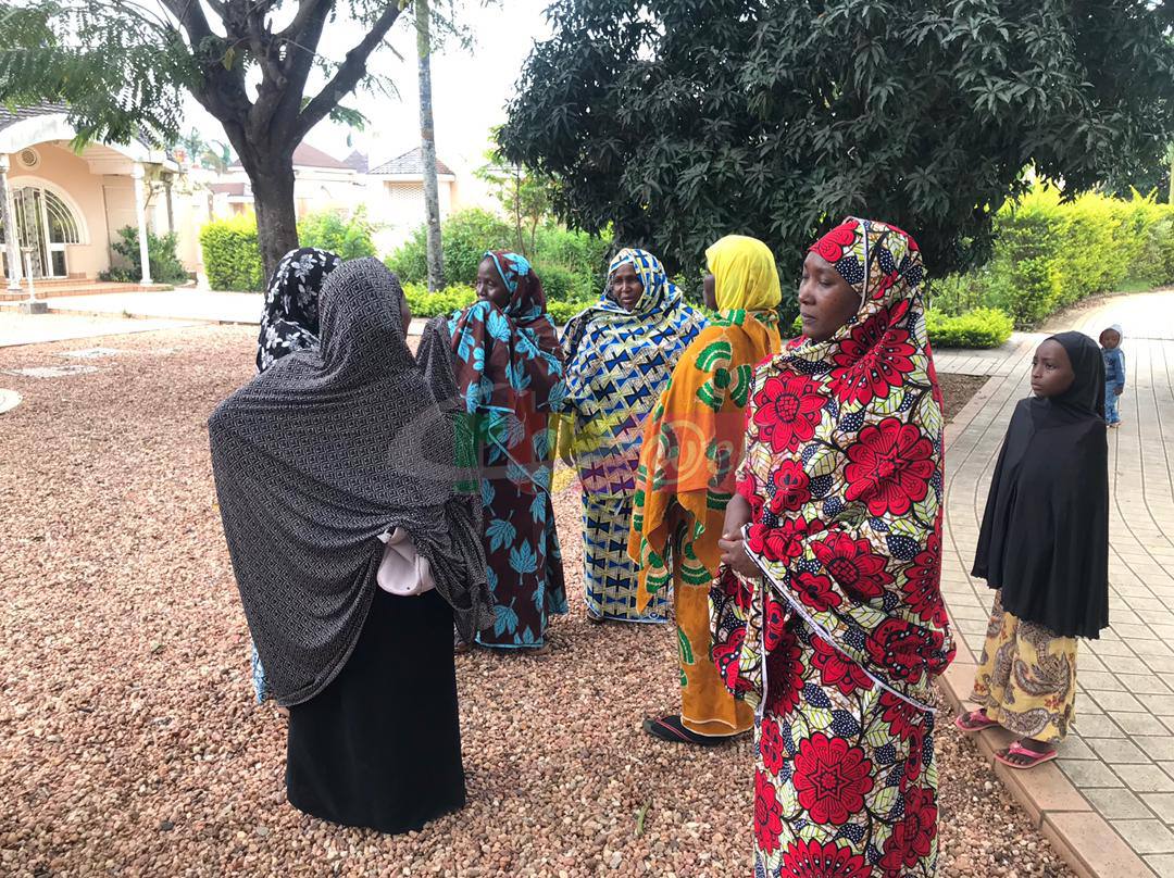 CRTV_web's tweet photo. Recueillement des membres de famille, proches et amis au domicile de l’homme politique et opérateur économique, El Hadj  Mohamadou Abbo, en ce moment,  à #Ngaoundere, région de l’Adamaoua. Il est décédé le 13 octobre des suites de maladie en Turquie. https://t.co/UQdS08CiR5