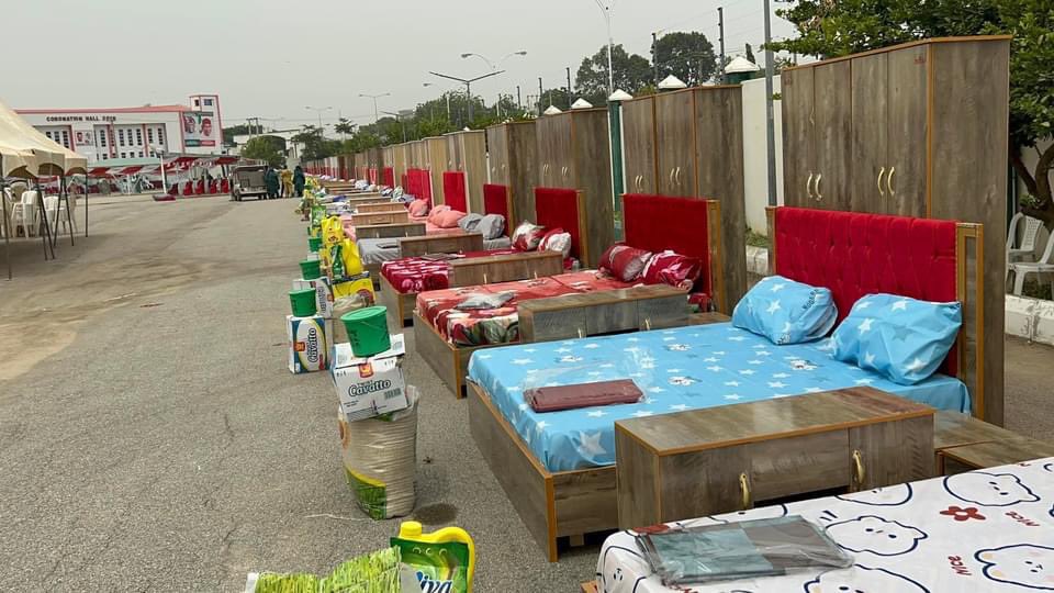 Maxajee's tweet photo. How can a person who can't afford to marry by himself be able to fend for a home?

Idk about you, but I don’t see someone who couldn’t afford to take care of himself be able to afford take care of a family. 

Kano state government aren’t helping these people or the state at all. They’re only after the population these people will reproduce in years to come so it can be an added advantage to Kwankwasiyya.