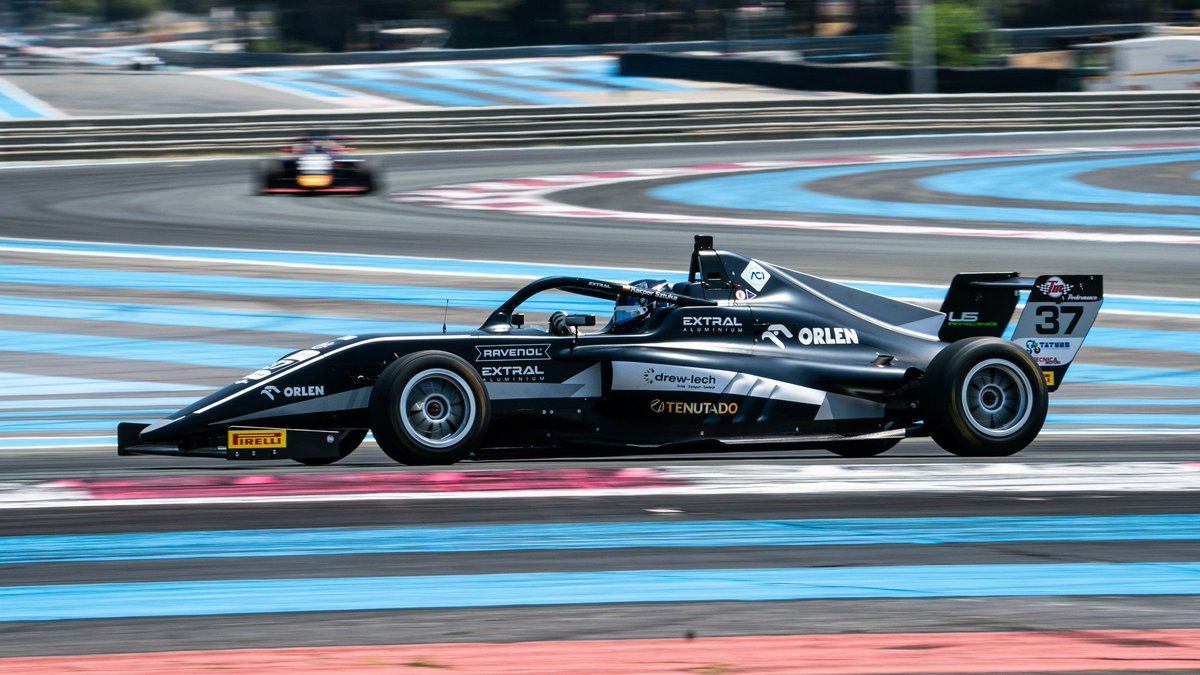 alejandrogil017's tweet photo. KACPER SZTUKA🇵🇱  nuevo campeón de F4 Italiana!!!

Remontada milagrosa del polaco, que empezó el año con muy mala suerte pero ha ganado 7 de las 8 últimas carreras para derrocar a los Prema. Su carrera pendía de un hilo, Orlen le permitió estar aquí, y no les ha fallado. 👏 https://t.co/4DAndcDKd8