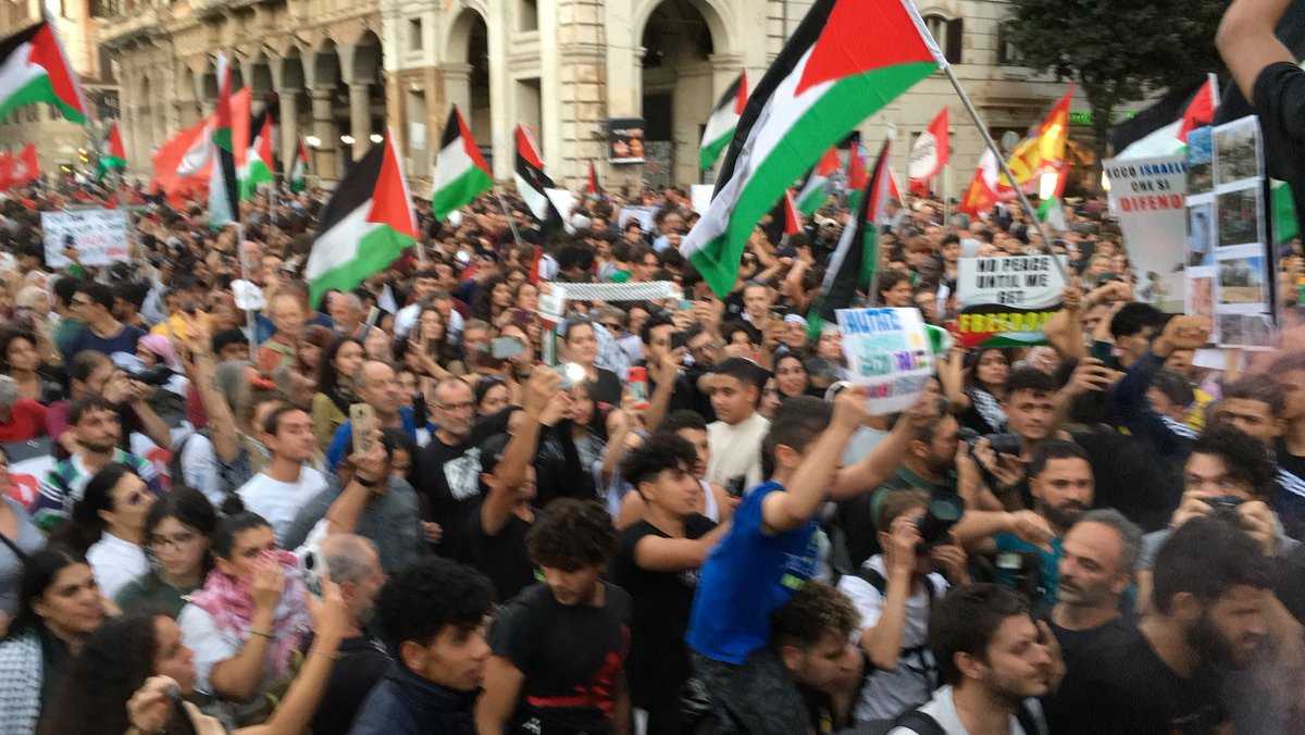 #Roma ieri migliaia in piazza #Esquilino per fermare il genocidio in corso contro il popolo palestinese a #Gaza e fermare l'apartheid di #Israele Foto via @radiosonar_net