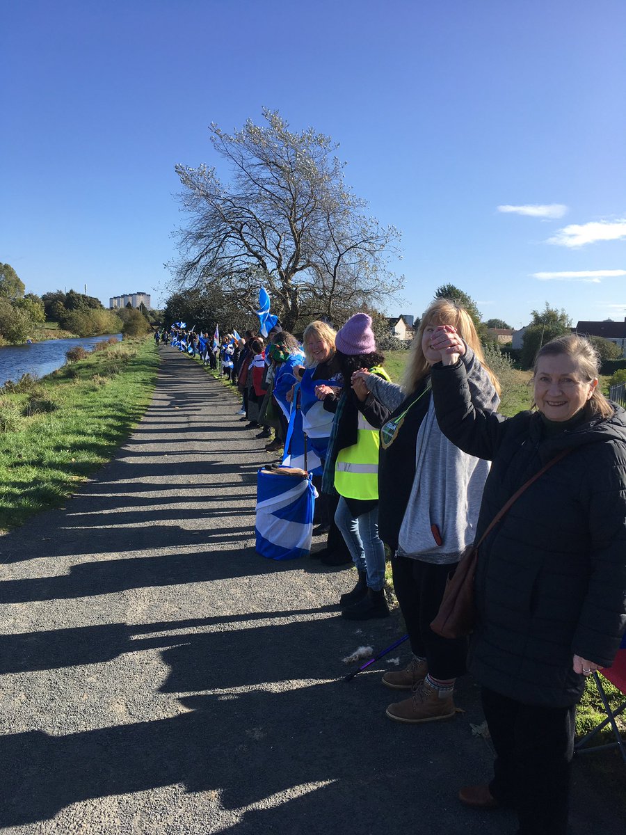 vmg456's tweet photo. Great to join lots of Indy supporters from @YesGNW and @YesPollok by the canal in section 2A today for #chainoffreedom. Great weather 😎 great atmosphere 🏴󠁧󠁢󠁳󠁣󠁴󠁿💙 https://t.co/kVmVO0T4EN