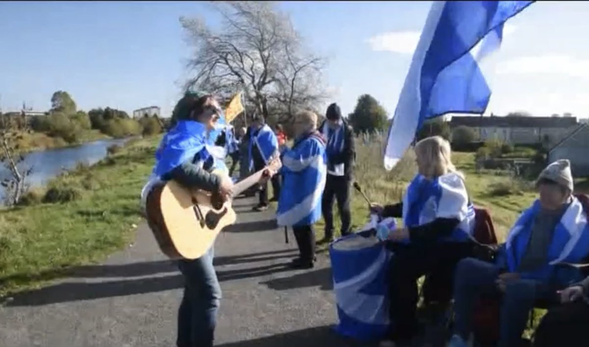 vmg456's tweet photo. Great to join lots of Indy supporters from @YesGNW and @YesPollok by the canal in section 2A today for #chainoffreedom. Great weather 😎 great atmosphere 🏴󠁧󠁢󠁳󠁣󠁴󠁿💙 https://t.co/kVmVO0T4EN