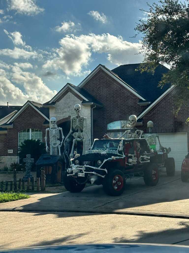 KlatuBaradaNiko's tweet photo. Riding into Spooktober in style! 💀🚙🎃 
#HauntedHighways #SkeletonCrew https://t.co/rCVo4PAXYk