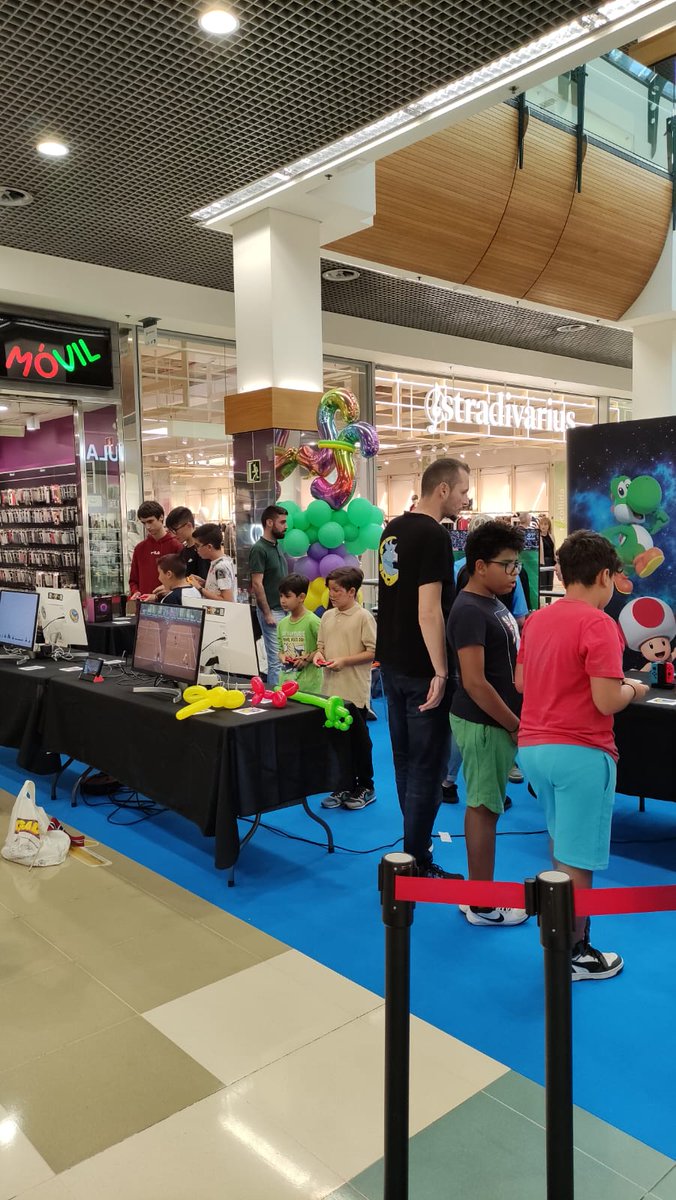 LUAGaming_'s tweet photo. ¡Diversión total en C.C. Ponte Vella: gaming y ocio digital en familia!
¡Únete a nosotros hasta las 20:30h!🎮💙
#SomosLUA https://t.co/Y91mkgac5z
