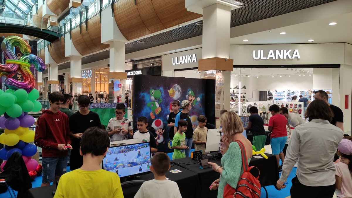 LUAGaming_'s tweet photo. ¡Diversión total en C.C. Ponte Vella: gaming y ocio digital en familia!
¡Únete a nosotros hasta las 20:30h!🎮💙
#SomosLUA https://t.co/Y91mkgac5z