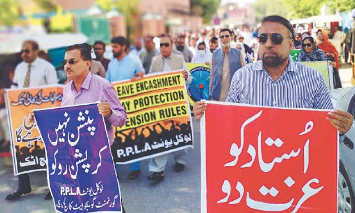 AGEGA_'s tweet photo. استاد کو۔ عزت دو 

#ملازم_کش_پالیسیز_نامنظور https://t.co/oVKmfI5KTZ