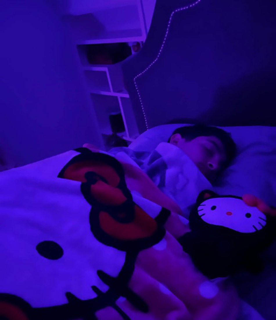 yall in her dms 
i’m in her bed like this