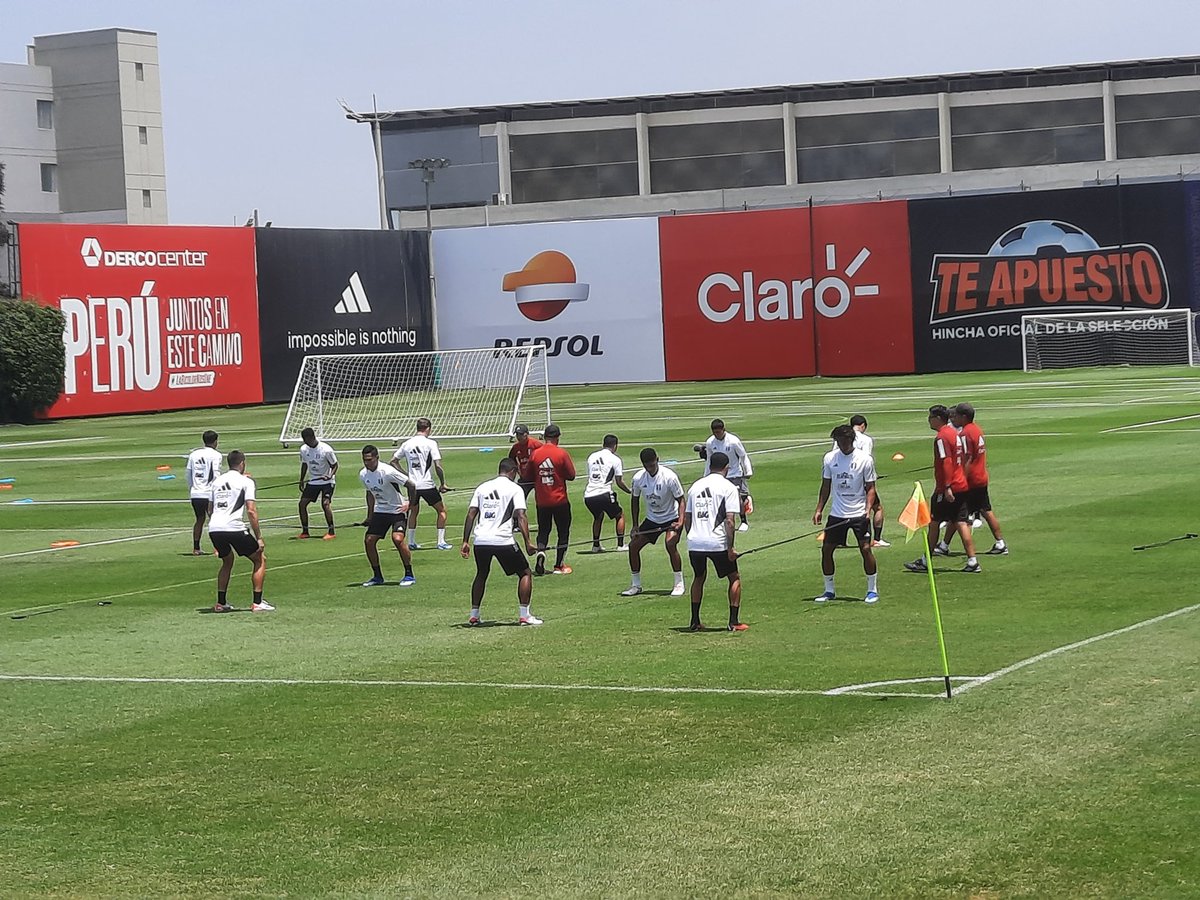fonchoz88's tweet photo. Entrenan en campo los que no arrancaron y Pedro Gallese con los arqueros. No entrenan Tapia, Callens ni Zambrano. A Carrillo le hicieron resonancia por la mañana y está todo OK. @ESPNPeru https://t.co/SLjt6Zr0Ik