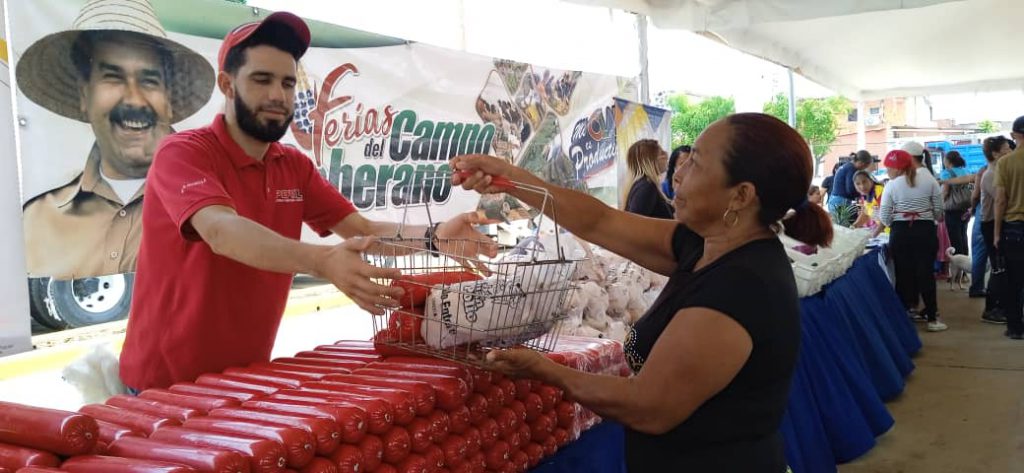 📰Familias de Camino Nuevo, en Barcelona estado Anzoátegui, fueron favorecidas con Feria del Campo.
Lea más en ⏩ tinyurl.com/yp9njp7f
#MisiónNevadoEsAmor