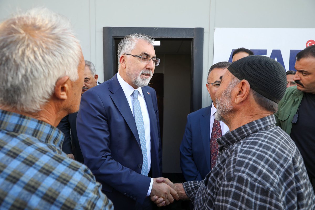 isikhanvedat's tweet photo. 📍Nurdağı

Konteyner kentte vatandaşlarımızla ve yeni yapılan çarşıda esnafımızla bir araya gelerek çalışmaları yerinde inceledik. 

Devletimiz tüm imkanlarıyla halkımızın ihtiyaçlarını karşılıyor, yaraları hep birlikte sarıyoruz. Biriz, Beraberiz, Güçlüyüz.🇹🇷 https://t.co/HhpmsslMRy