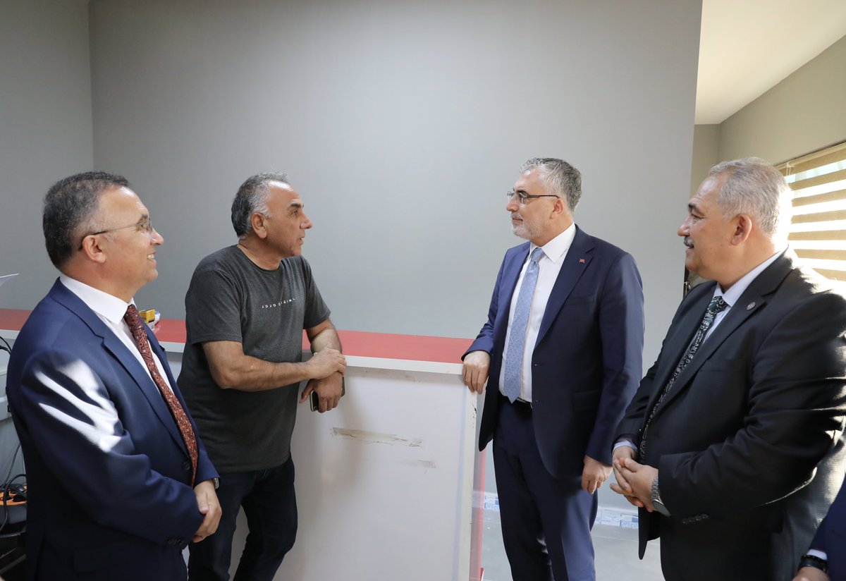 isikhanvedat's tweet photo. 📍Nurdağı

Konteyner kentte vatandaşlarımızla ve yeni yapılan çarşıda esnafımızla bir araya gelerek çalışmaları yerinde inceledik. 

Devletimiz tüm imkanlarıyla halkımızın ihtiyaçlarını karşılıyor, yaraları hep birlikte sarıyoruz. Biriz, Beraberiz, Güçlüyüz.🇹🇷 https://t.co/HhpmsslMRy