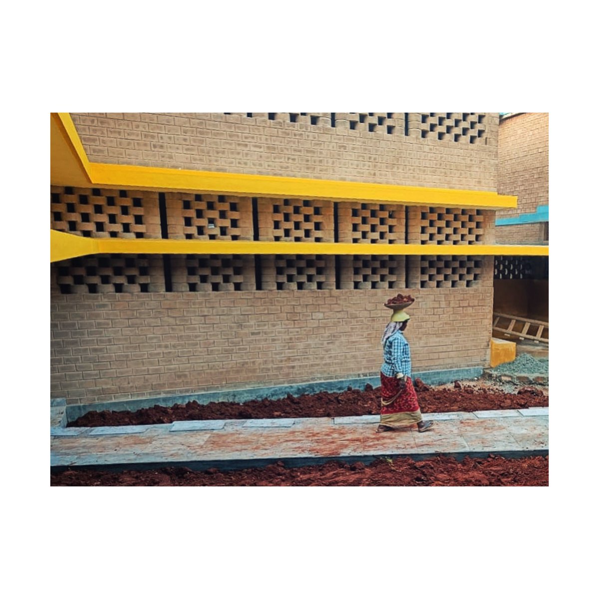 DHARATAL1's tweet photo. Mud....with shades of yellow and blue.
work in progress
together with Martin Laferrière
.
.
Image by Akhil
#earthconstruction #terre #bangalore #ecobuilding #circle #form #design #architecture #space #school #schooldesign #hostel #kidshostel #pedagogia #greenarchitecture #CSEB https://t.co/ETaPo9acnm