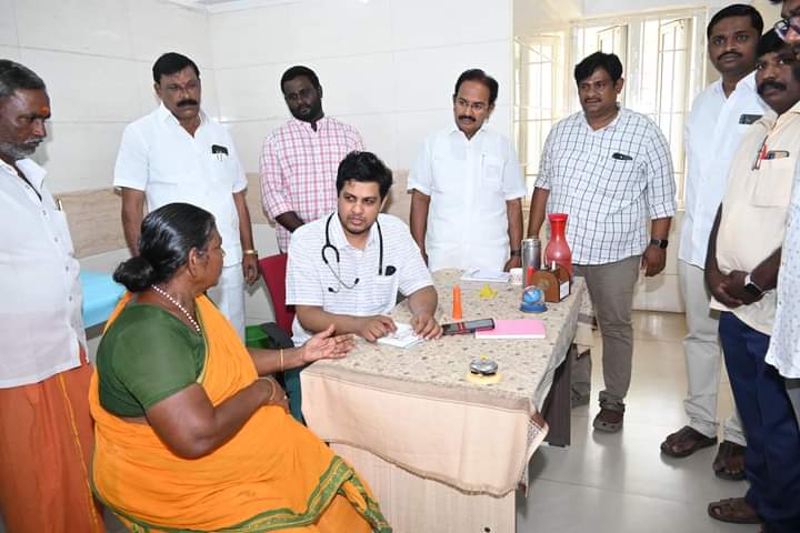 ErMASSelvan's tweet photo. #கலைஞர்100 முன்னிட்டு மாவட்ட மருத்துவர் அணியின் @Dr_Ezhilan சார்பில் ஏற்பாடு செய்யப்பட்டிருந்த இருதய &amp; பொது அறுவை சிகிச்சை முகாமை சேலம் மத்திய மாவட்ட கழக செயலாளர் அண்ணார் @SalemRRajendran அவர்கள் துவங்கி வைத்தார்.
உடன் மா.மருத்துவர் அணி அமைப்பாளர் @arullaxman2 &amp; கழக நிர்வாகிகள்.! https://t.co/mTFt3rleU7