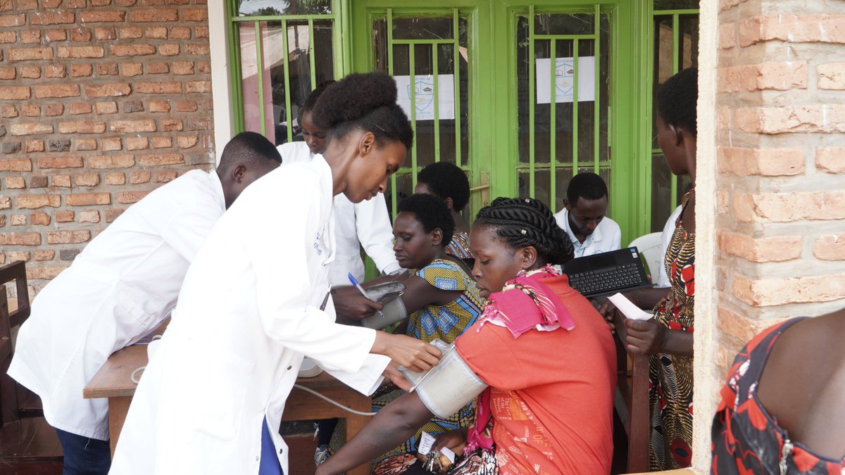 BridgeofHope6's tweet photo. Yesterday we implimented The #GirubuzimaProgram aimed to combat malnutrition by educating people how to prepare a well balanced diet.Thanks to the partners nad friends of kids for thier contribution to making this program a success. @CosarOfficial @NzigeSector @RwamaganaDistr https://t.co/3WEPR4Qh9l