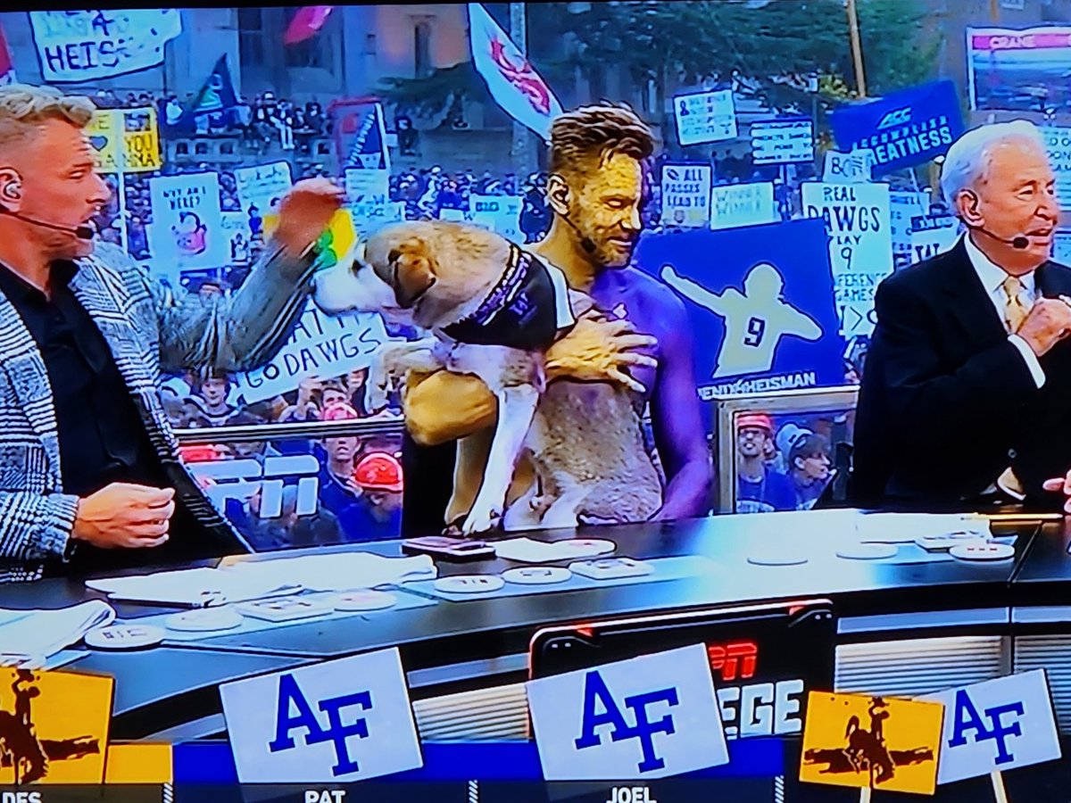 K_Dubb_________'s tweet photo. @joelmchale loves @UW https://t.co/JGaIK3c1Hv
