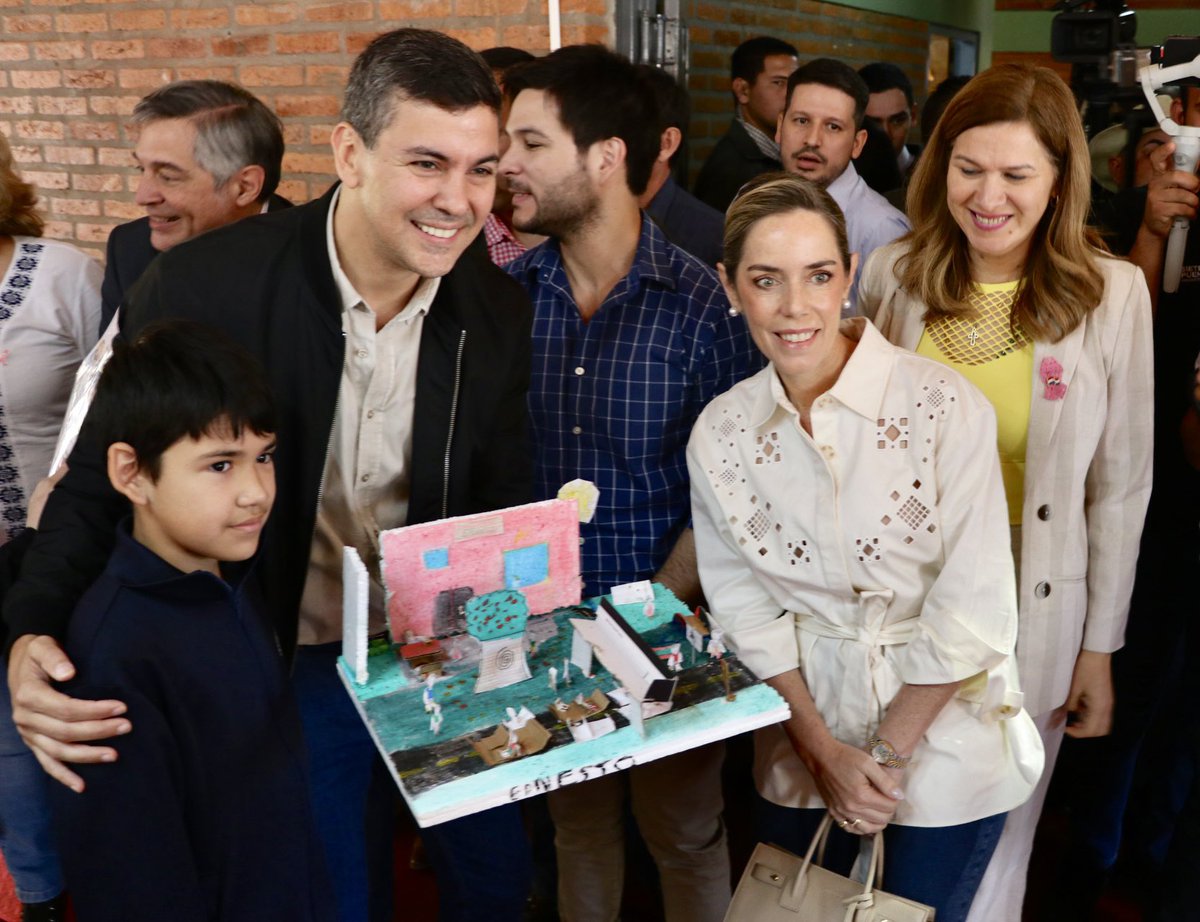 mariatbaran's tweet photo. Con el Presidente @SantiPenap y @LetiOcamposP , visitamos el Centro de Ayuda al Discapacitado Encarnación #CENADE, para homenajear a Gladys Vergara, quien ha marcado la diferencia en la vida de miles de personas con discapacidad en #Encarnación, gracias a su gran labor! https://t.co/wkyp4KuEZO